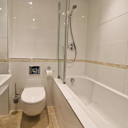 Close To Beach, Dogs Welcome, Private Garden Apartment