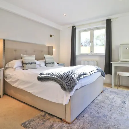 Apartment Close To Beach, Dogs Welcome, Private Garden *