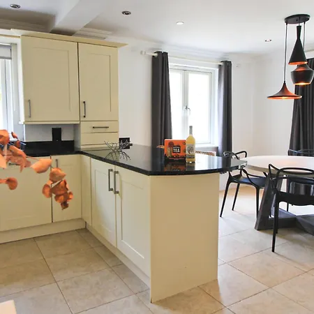 Apartment Close To Beach, Dogs Welcome, Private Garden *