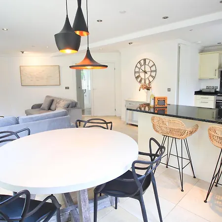 Close To Beach, Dogs Welcome, Private Garden Apartment