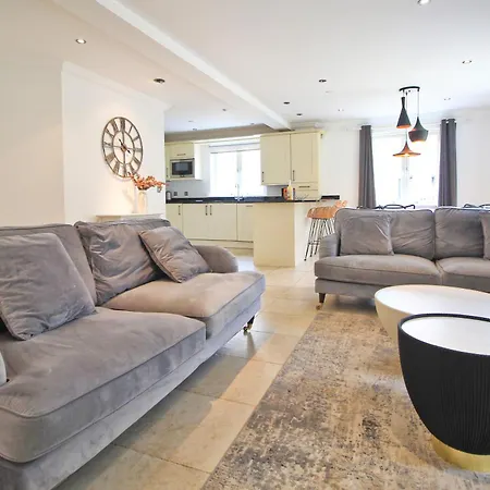 Apartment Close To Beach, Dogs Welcome, Private Garden