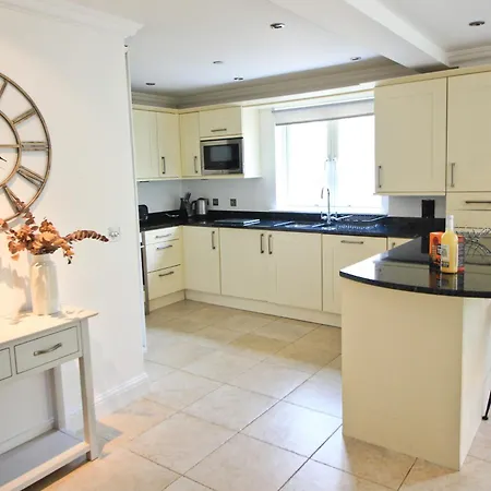 Close To Beach, Dogs Welcome, Private Garden Apartment